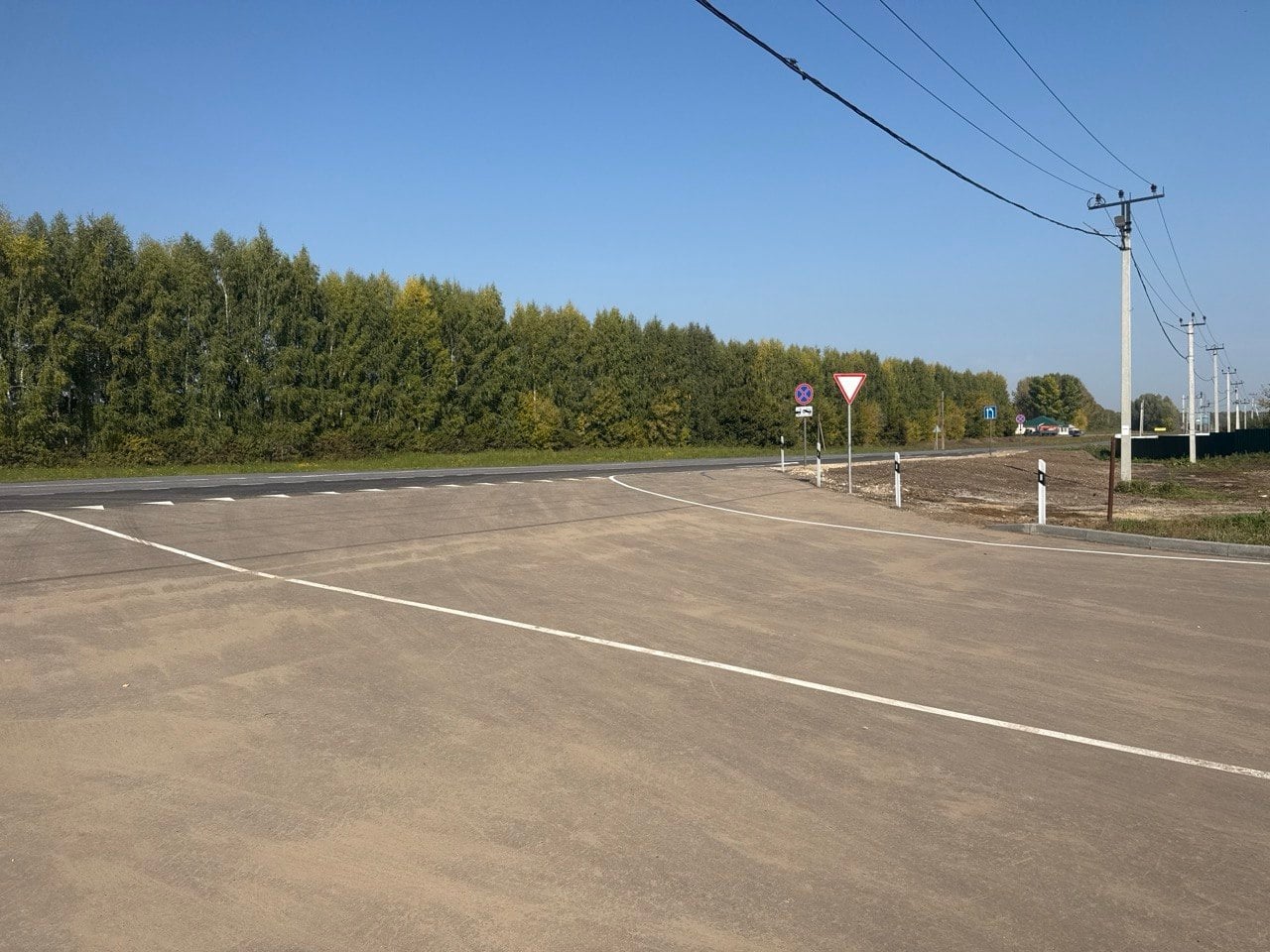 Въезд к парковке АЭРО 24 с дороги